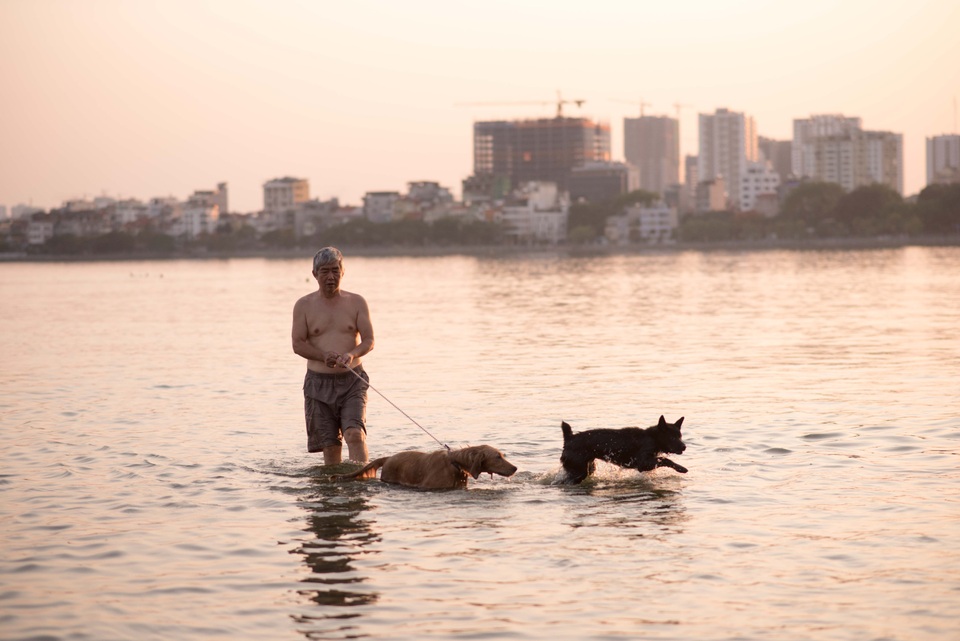 Quá nắng nóng, người Hà Nội kéo ra hồ Tây tắm giải nhiệt - 9