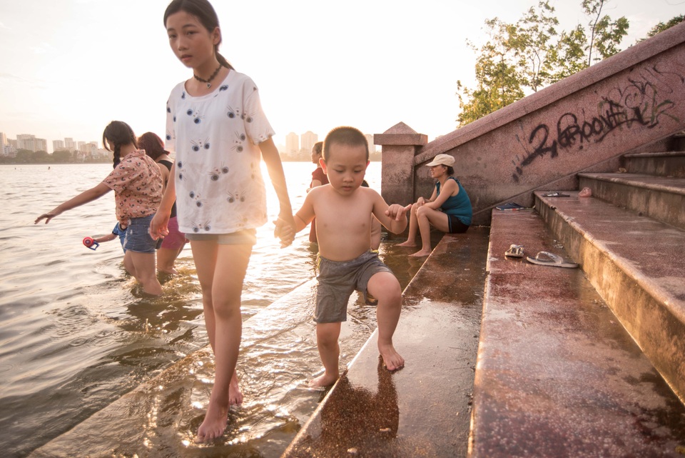 Quá nắng nóng, người Hà Nội kéo ra hồ Tây tắm giải nhiệt - 10
