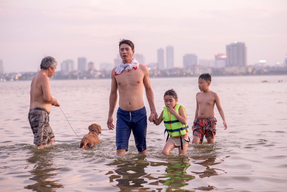 Quá nắng nóng, người Hà Nội kéo ra hồ Tây tắm giải nhiệt - 14