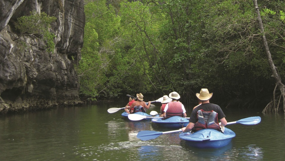“Hồ trinh nữ mang thai”: Điểm đến linh thiêng gắn liền với câu chuyện buồn - 5 Chèo thuyền kayak khám phá xung quanh