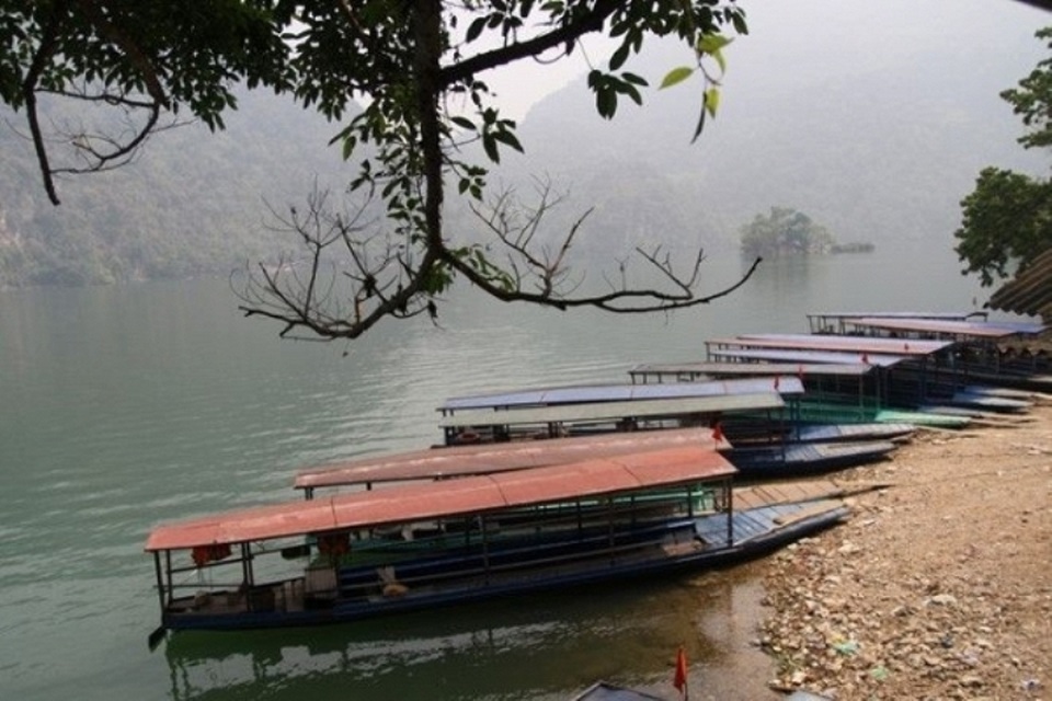 Thăm thú vẻ đẹp của những hồ nước trải dọc 3 miền - 2 Bến thuyền cho du khách thuê để đi thăm Hồ Ba Bể.