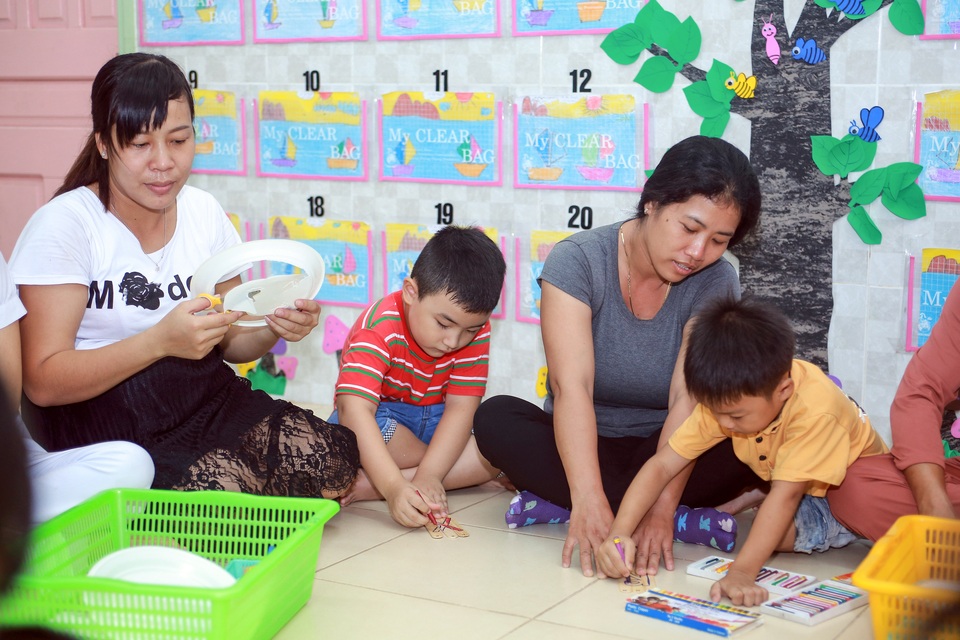 Môi trường giáo dục mầm non làm "say đắm" phụ huynh - 7
Việc thực hiện xã hội hóa tăng (năm 2014 phụ huynh và cộng đồng đóng góp hơn 70 triệu, năm 2016 đóng góp được hơn 175 triệu đồng), đóng góp tiền và ngày công lao động, hiện vật, đặc biệt là công tác chăm sóc giáo dục các cháu hàng ngày luôn được phụ huynh quan tâm.