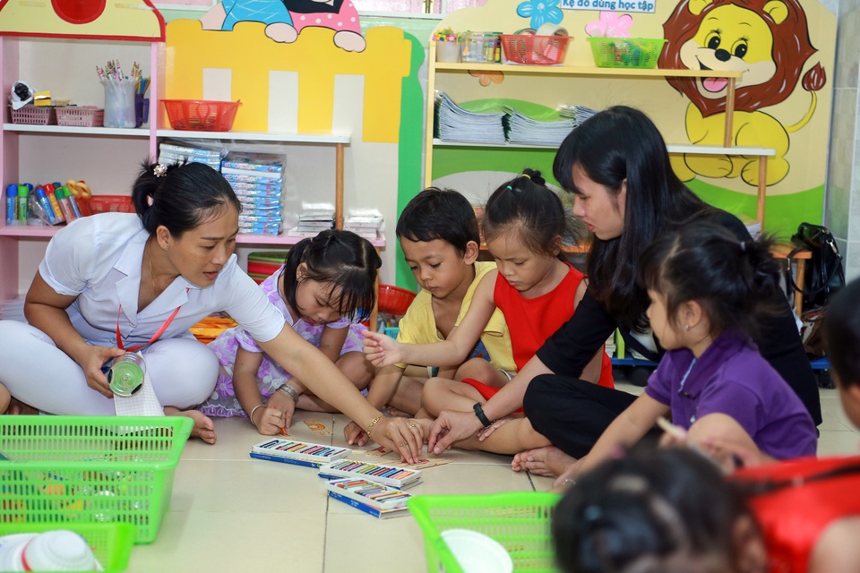 Môi trường giáo dục mầm non làm "say đắm" phụ huynh - 9
Phụ huynh trường MN Hòa An không chỉ được mời tới lớp tham gia giảng dạy cùng giáo viên mà còn được đọc tài liệu giáo viên đưa cho để về nhà giảng dạy cho con.