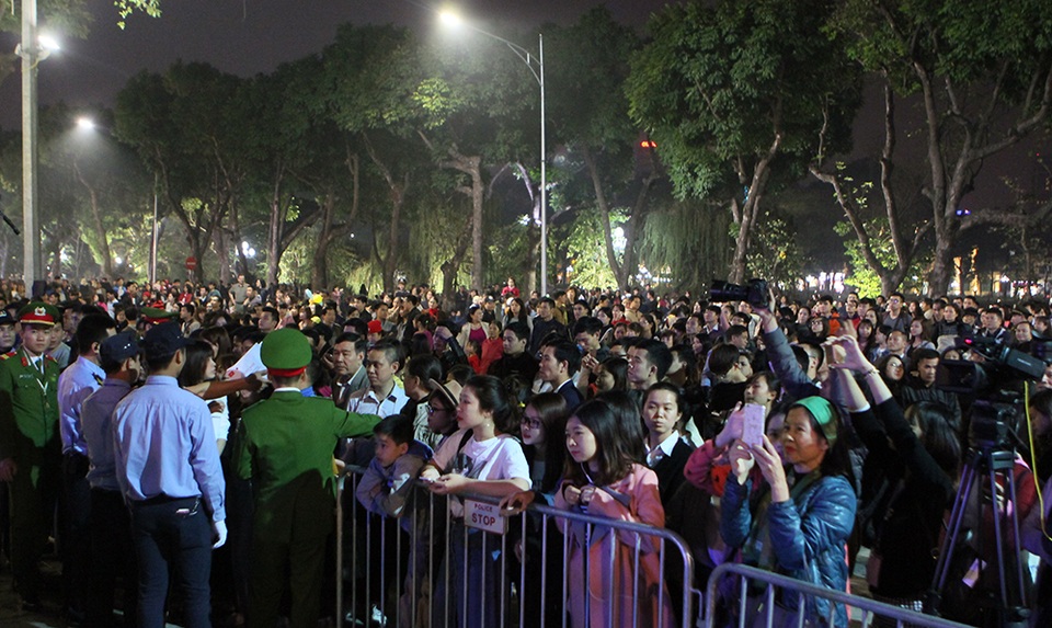 Hàng nghìn người chen chân vào Lễ hội hoa anh đào Nhật Bản 2017 - 7 Lực lượng an ninh đã phải rất vất vả để giải thích với người dân vì chưa được vào ngắm hoa trong tối 10/3.