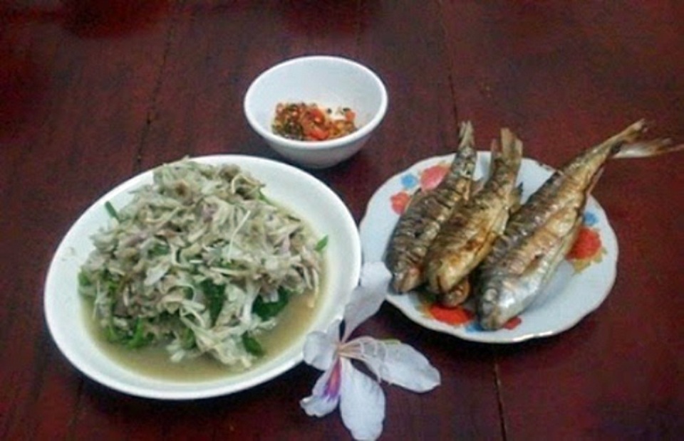 Lên Điện Biên ăn rau ban, uống rượu sâu - 4 Đây là một món ăn có chứa đủ vị: đắng, chua, cay, mặn, ngọt, bùi.