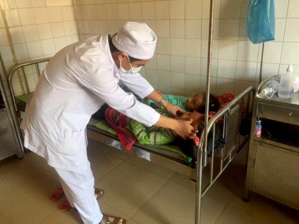Tưởng gia vị, 7 học sinh viện vì ăn nhầm hóa chất thông cống - 1
Bác sỹ bệnh viện đa khoa huyện Bắc Hà chăm sóc bệnh nhân bị ảnh hưởng sức khỏe do ăn nhầm phải bột thông đường nước cống.