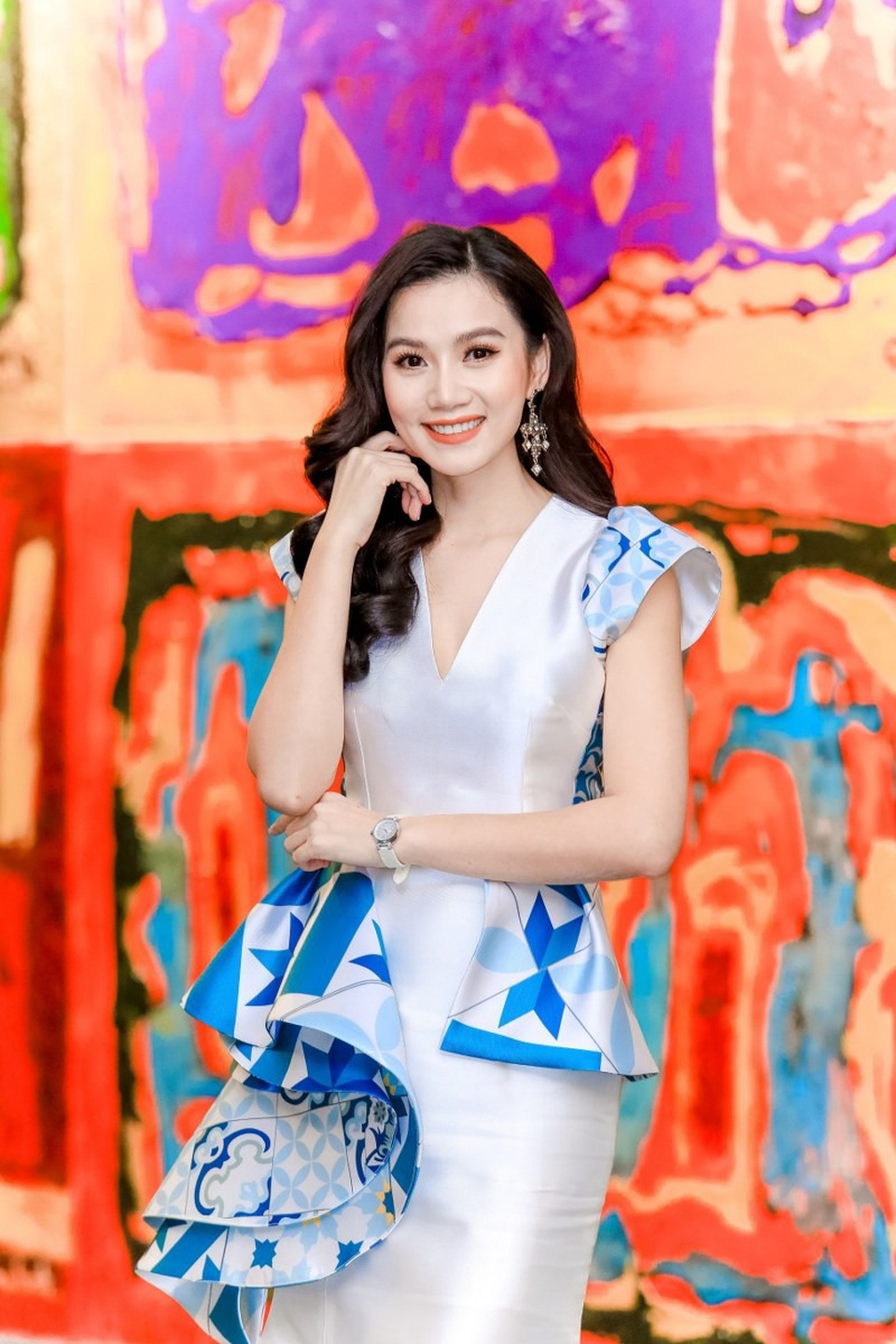 Chiếc đầm với tông màu trắng đơn giản, pha lẫn tông xanh biển nhẹ nhàng, đã giúp Lương Giang xinh đẹp và nổi bật.