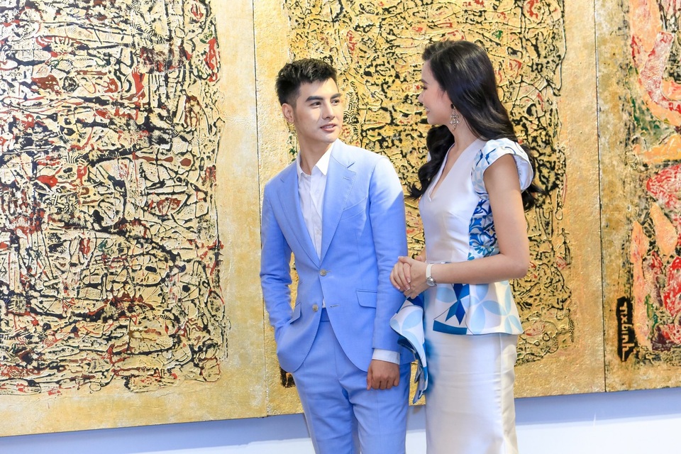 Đặc biệt, người tháp tùng cô là hot boy Cường Bely - bạn trai tin đồn của nữ diễn viên Thùy Dương (vai Quyên - người yêu cũ của Lê Thành (Hồng Đăng đóng) trong phim Người phán xử).