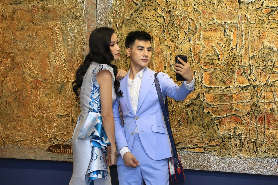 Anh cho biết, với Lương Giang anh quý mến bởi tính cách cũng như tri thức, ở cô có sự nhẹ nhàng, nữ tính, nhưng cũng có điều gì đó rất mạnh mẽ. Về phía Lương Giang, cô khẳng định cả hai là những người bạn bè tốt trong làng nghệ thuật.