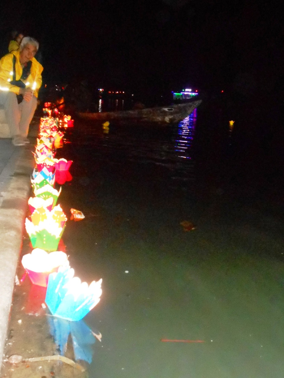 Du khách đổ về Hội An khai hội Nguyên Tiêu - 9 Lung linh hoa đăng bên sông Hoài
