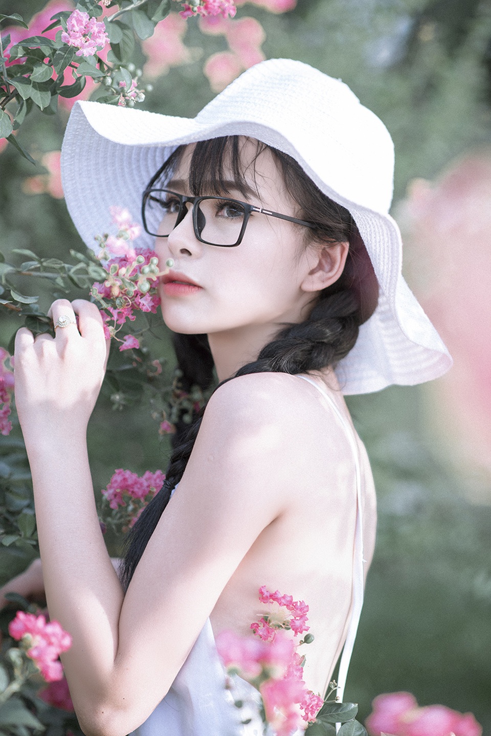 Thiếu nữ Tuyên Quang cuốn hút bên giàn hoa tường vi - 1 Trần Thị Thảo Trang (sinh năm 1997) hiện đang sinh sống, học tập và làm việc tại Hà Nội.