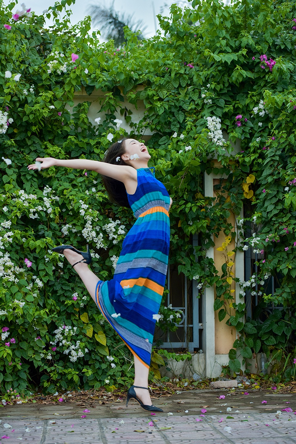 Tuổi 16, Ngọc Anh rất thích các loại hoa. Trước đó, cô nhiều lần nhận lời làm mẫu cho các nhiếp ảnh Hà thành sáng tác tác phẩm với các loài hoa.