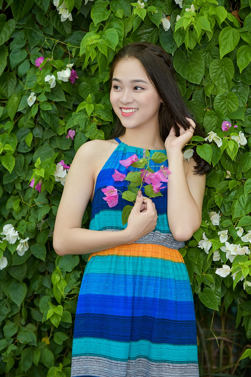 Thiếu nữ tuổi 16 lãng mạn bên giàn hoa giấy nở đẹp - 4