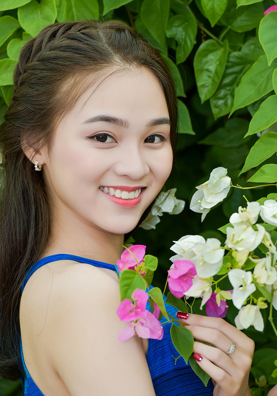 Thiếu nữ tuổi 16 lãng mạn bên giàn hoa giấy nở đẹp - 8