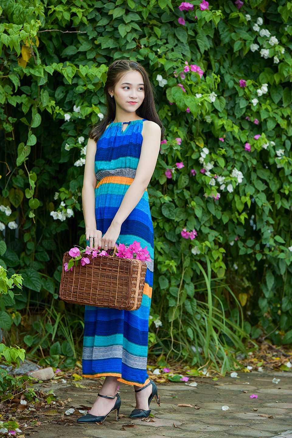 Thiếu nữ tuổi 16 lãng mạn bên giàn hoa giấy nở đẹp - 9