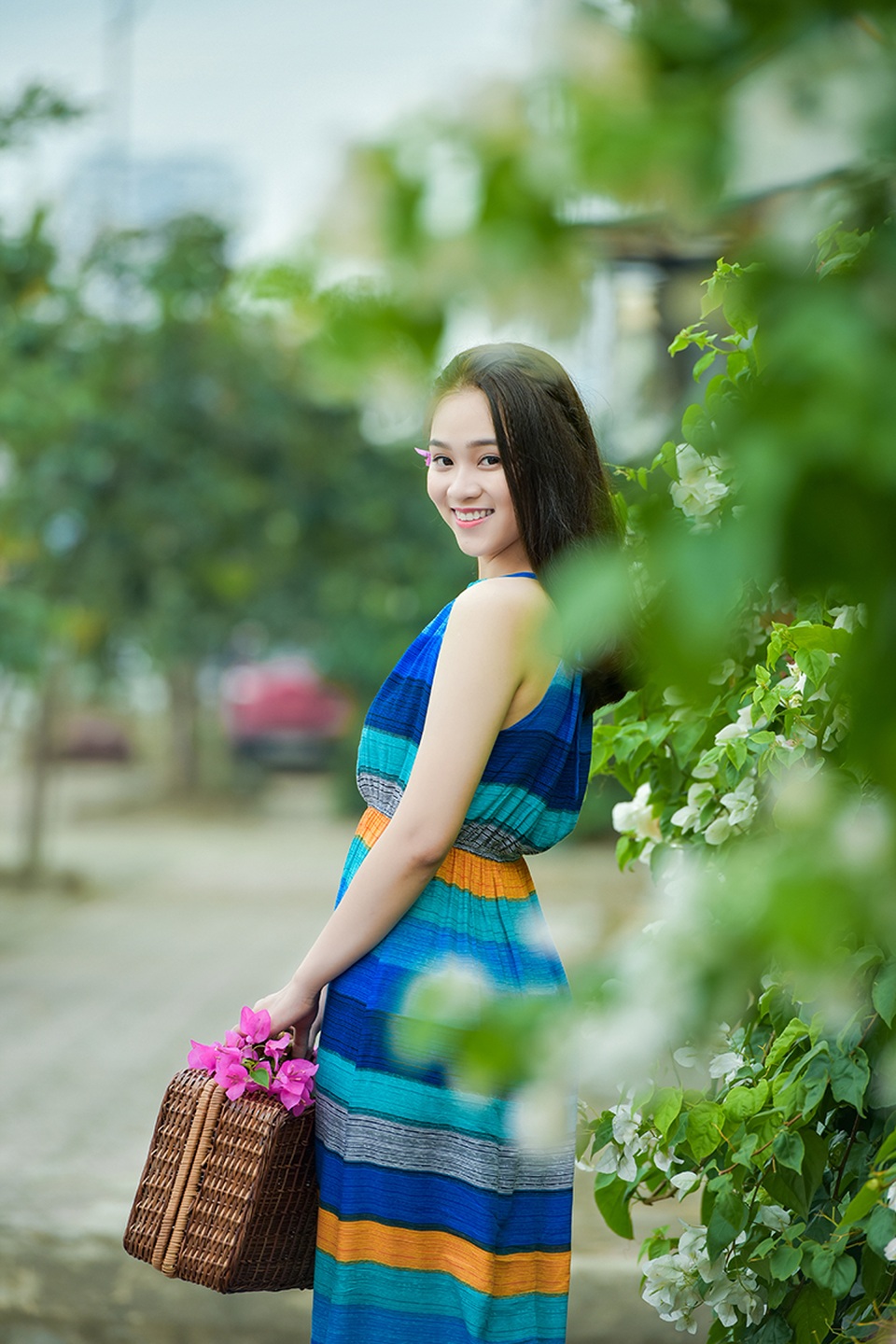 Thiếu nữ tuổi 16 lãng mạn bên giàn hoa giấy nở đẹp - 11