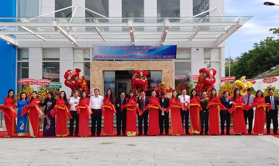 Khành thành Bệnh viện Đa khoa Hòa Hảo – Cần Thơ - 1 Các đại biểu cắt băng khánh thành bệnh viện