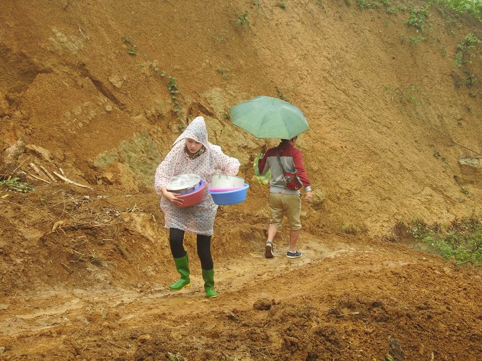 Ngày 21/10, Hoa hậu Biển Phạm Thùy Trang đã vượt gần một trăm km đường thủy, hàng chục km đường bị sạt lở, đèo dốc nguy hiểm để trực tiếp đến với bà con nhân dân xã Đồng Ruộng.