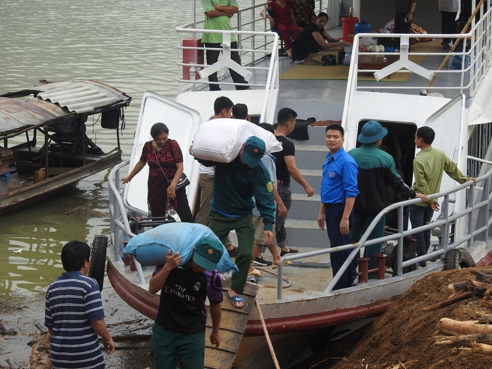 Hoa hậu Biển vượt đường núi nguy hiểm hỗ trợ người dân sau cơn lũ - 2