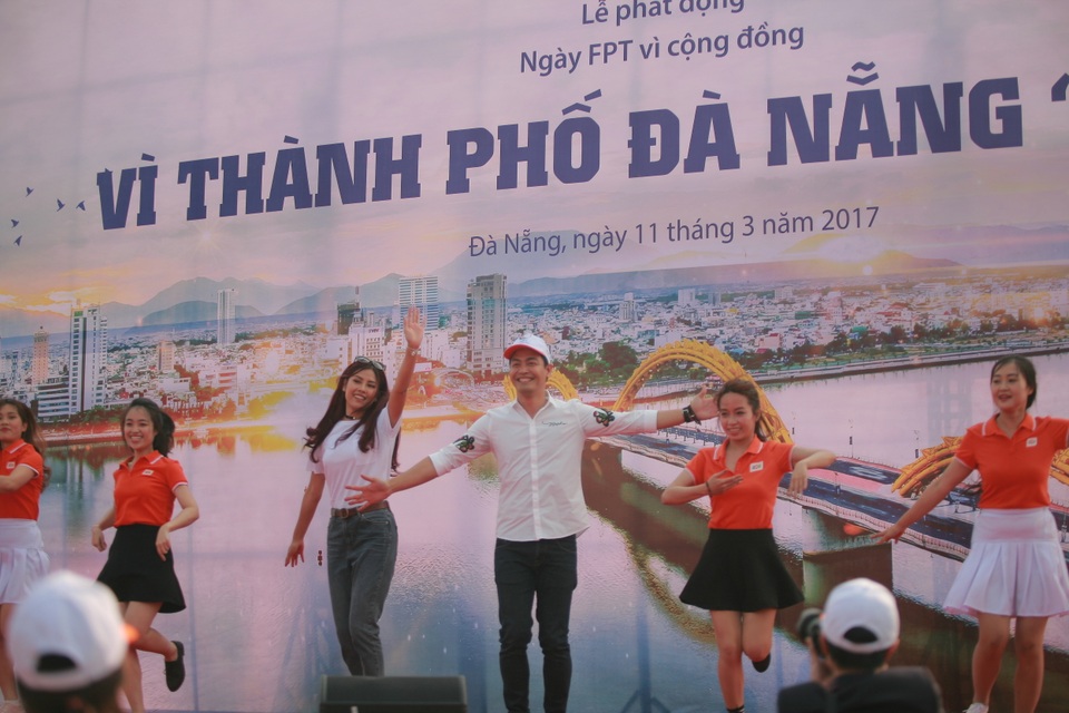 Hoa hậu Đỗ Mỹ Linh cùng 3.000 người tham gia “Ngày vì cộng đồng” - 8 MC Phan Anh và hoa hậu Nguyễn Thị Loan nhảy Flashmob cùng các bạn trẻ