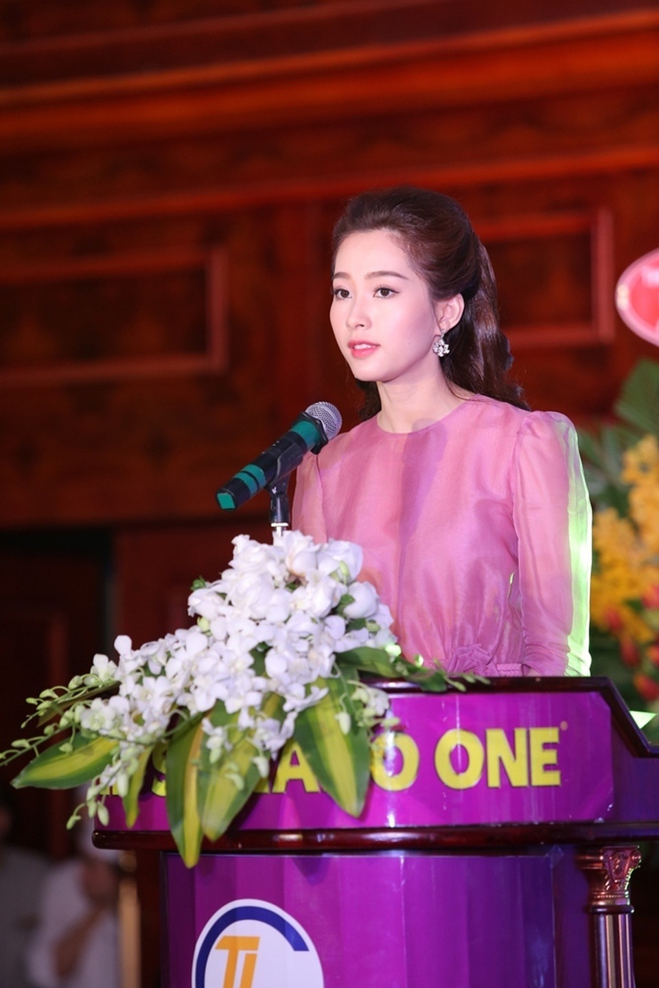 Hoa hậu cho biết thêm, cô mong muốn ngày càng có nhiều ngươi Việt biết đến các nhãn hàng của Công ty Cổ phần Sản xuất TLG Việt Nam, hưởng ứng người Việt dùng hàng Việt.