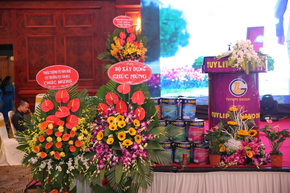 Công ty cổ phần sản xuất TLG Việt Nam là một trong những nhà sản xuất sơn có uy tín nhất trên thị trường (với thương hiệu sơn Tuylips và Sơn Nano One).