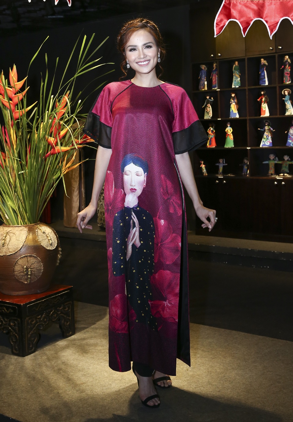 Á hậu Lệ Hằng, Diễm Hương kín đáo với áo dài xưa - 7 Hoa hậu Diễm Hương