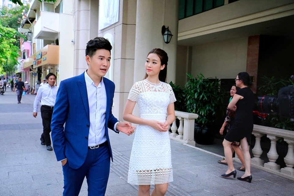 Hoa hậu Việt Nam 2016 lần đầu đảm nhận vai trò MC một chương trình truyền hình. Cô sánh đôi cùng MC Vũ Mạnh Cường và học được nhiều kinh nghiệm quí. Vể khả năng ăn nói, Mỹ Linh vẫn đang trong quá trình học hỏi nhưng chính sự mộc mạc giúp cô dễ dàng chiếm cảm tình của đàn anh và ekip.