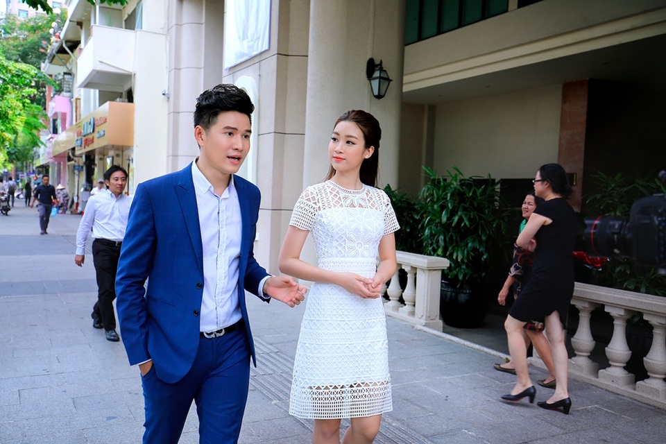 Cả hai còn cùng nhau đi dạo phố.