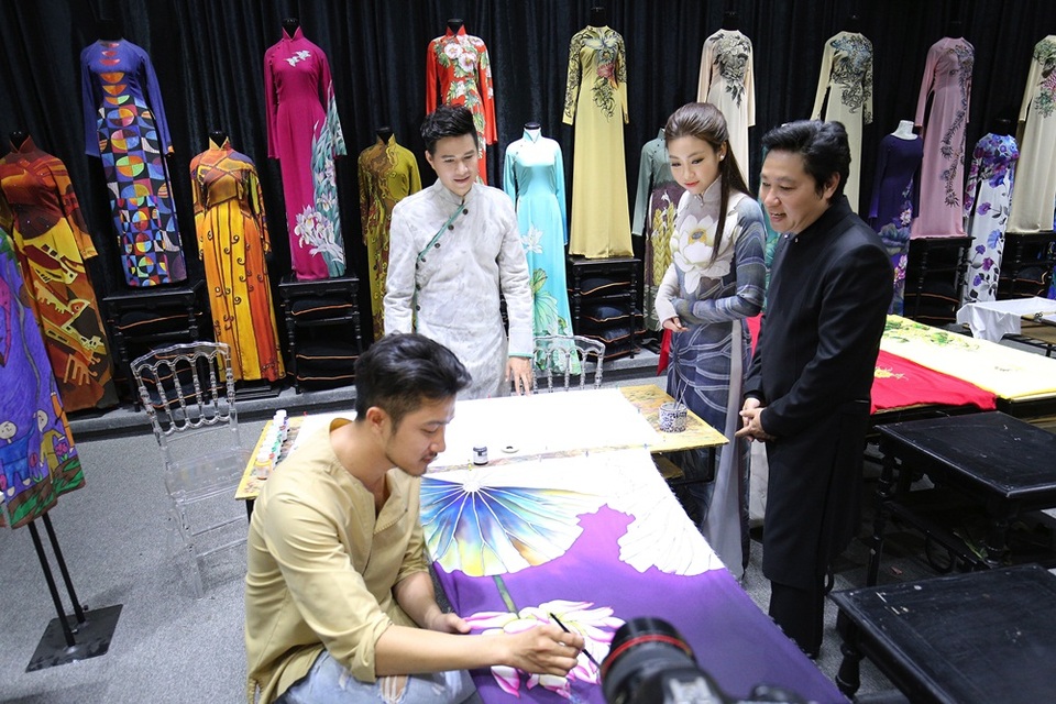 Cô được đến thăm Bảo tàng áo dài và có những trải nghiệm thú vị.