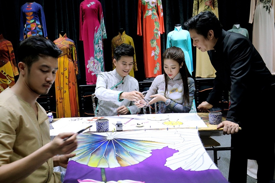 Tôi sẵn sàng hỗ trợ Mỹ Linh trong vai trò MC vì thấy bạn ấy có tiềm năng. Ngoài vẻ mong manh, khiếu hài hước thì trình độ của Mỹ Linh rất tốt. Thú thực, đôi khi ghi hình với bạn ấy, tôi mất tập trung vì Linh quá đáng yêu, Vũ Mạnh Cường cho biết.