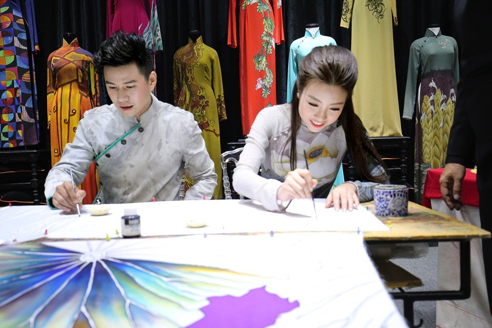 Đặc biệt, cặp đôi MC Mỹ Linh - Mạnh Cường có cơ hội trải nghiệm việc vẽ thủ công hoa văn trên áo dài.