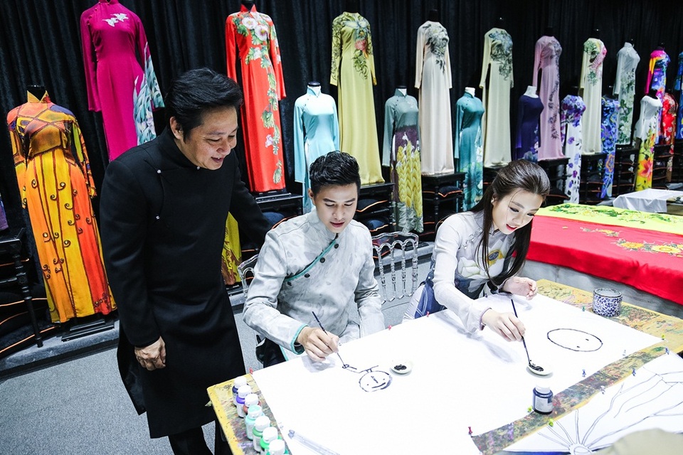 Nếu Mỹ Linh hào hứng và tạo nên những nét vẽ khéo léo thì Vũ Mạnh Cường lại lúng túng và vẽ theo trường phái “trừu tượng.