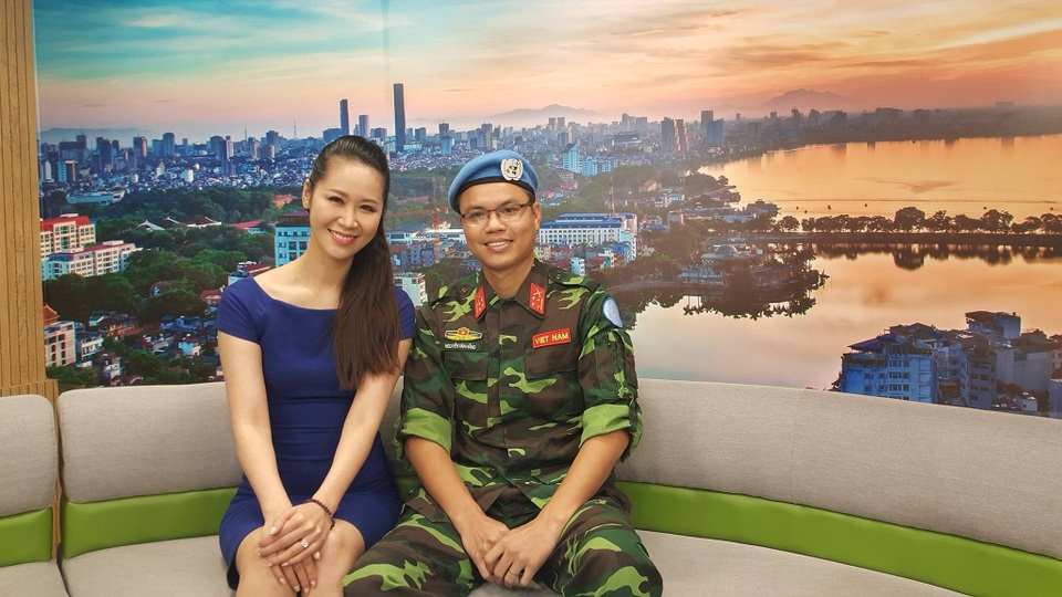 Người đẹp bật mí khoảnh khắc “để đời” khi bước vào nghề báo - 2 Hoa hậu Dương Thuỳ Linh chụp ảnh cùng nhân vật trước khi bước vào buổi talkshow trên truyền hình.