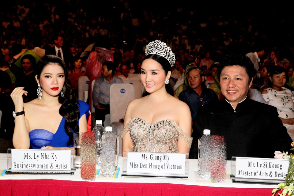 Tiết lộ lí do thực sự khiến Huyền My trượt Top 5 Miss Grand International - 7 NTK Sỹ Hoàng (ngoài cùng bên phải) cho rằng, Huyền My chưa thể hiện được trọn vẹn vị thế của đại diện chủ nhà.