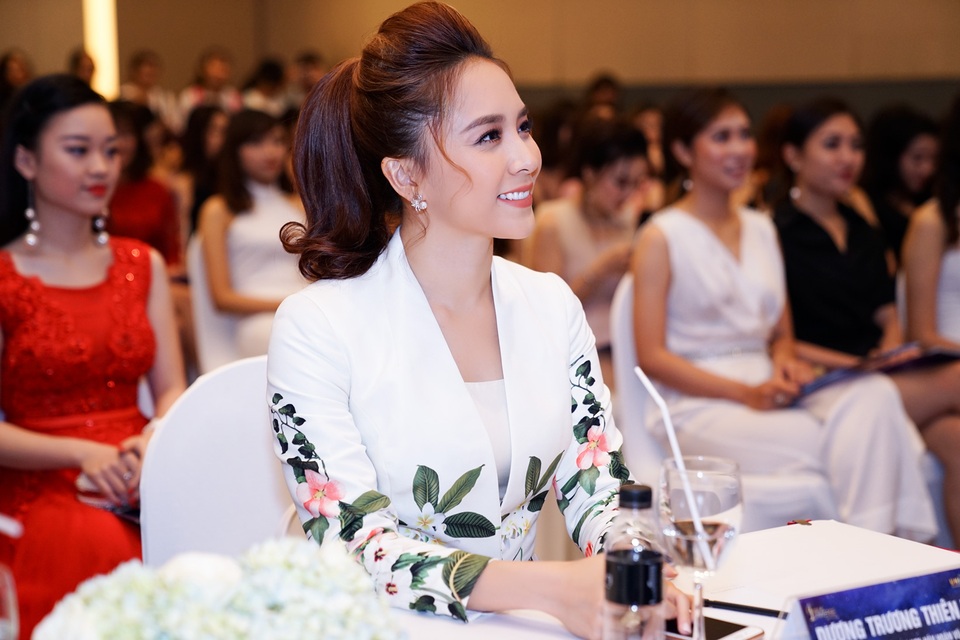 Phạm Hương “ghen tị” với Trà My vì “không biết bao giờ lấy chồng” - 6 Á hậu Hoàn vũ - Giám đốc quốc gia Miss Universe Việt Nam Dương Trương Thiên Lý.