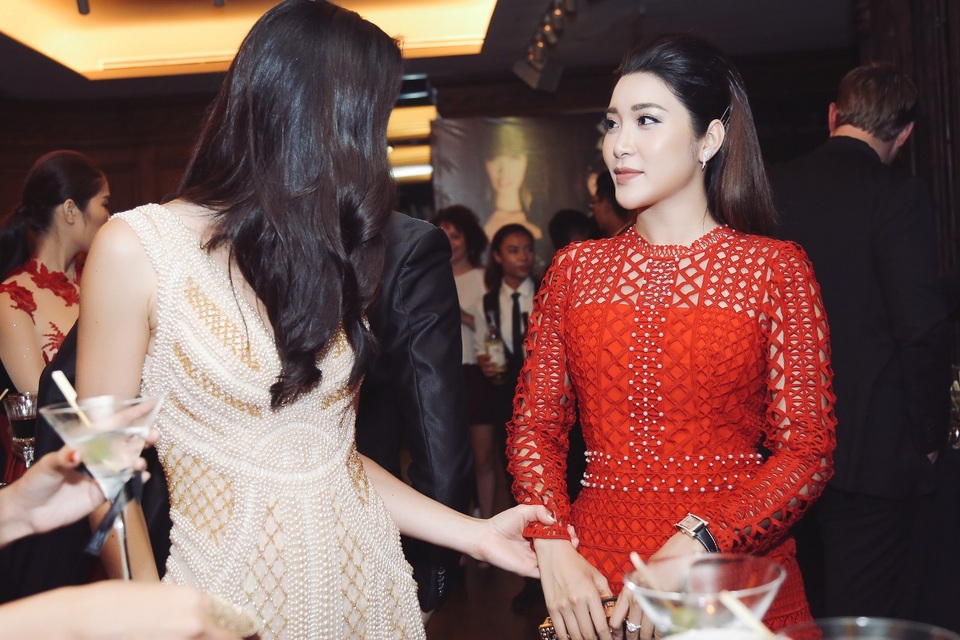 Hoa hậu Hoàn vũ thế giới 2005 sang Việt Nam dự tiệc cùng dàn sao - 4 Hoa hậu Hoàn vũ 2005 Natalie Glebova dành nhiều thời gian trò chuyện với nữ diễn viên Yan My. Yan My và Hoa hậu Hoàn vũ 2005 Natalie Glebova đã có những chia sẻ rất cởi mở về điện ảnh và làm đẹp. Hoa hậu nói với Yan My rằng, cô nên đi diễn mẫu nhiều hơn vì cô có body rất ổn. Hoa hậu cũng chia sẻ, để giữ vóc dáng cũng như làn da đẹp thì bí quyết của cô chính là không suy nghĩ tiêu cực, luôn lạc quan chính vì thế, mọi người đều thấy cô có gương mặt rạng rỡ.