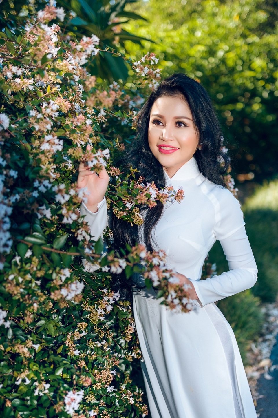 Hoa hậu Janny Thủy Trần khoe áo dài trắng tại Úc - 3 Thời tiết Sydney mấy ngày qua luôn mát và chỉ dao động ở nhiệt độ từ 22 đến 24 độ c đúng là thật biết chiều lòng người. Trong trang phục áo dài trắng, Janny Thủy Trần đẹp như một nữ sinh.