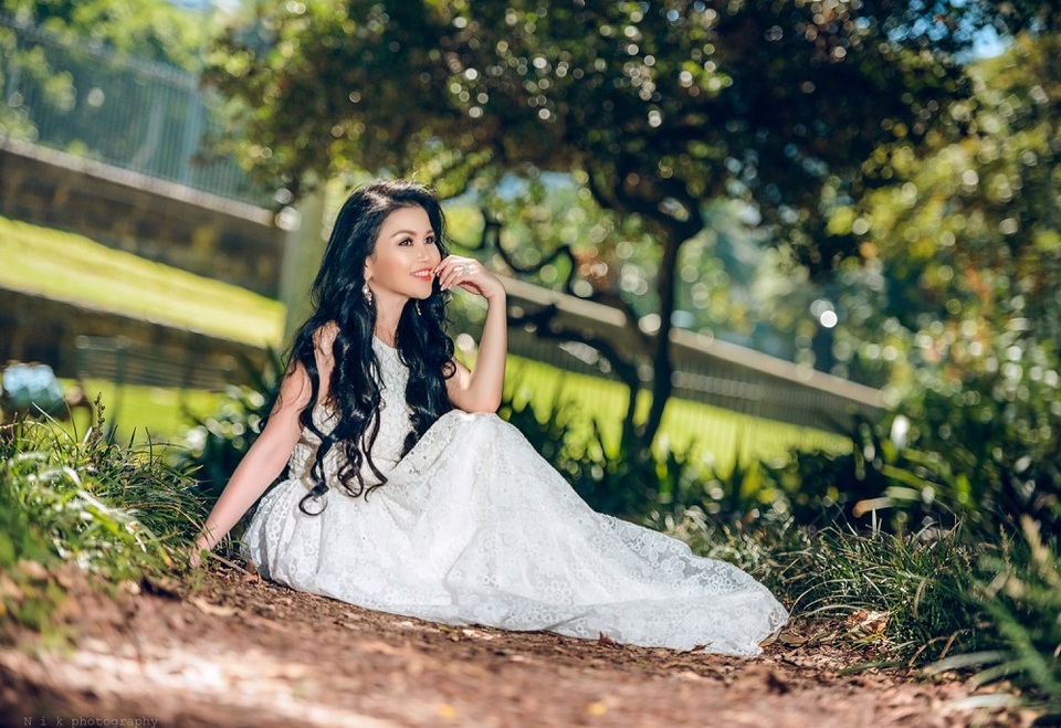 Hoa hậu Janny Thủy Trần khoe áo dài trắng tại Úc - 4 Janny Thủy Trần khoe dáng với tà áo dài trắng tha thướt tại “trường tây”.