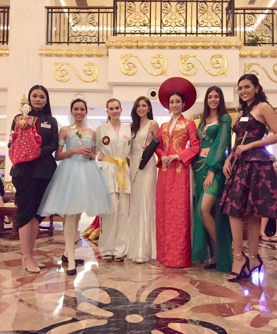 Mỹ Linh cùng các thí sinh trước khi bước vào phần thi tài năng.