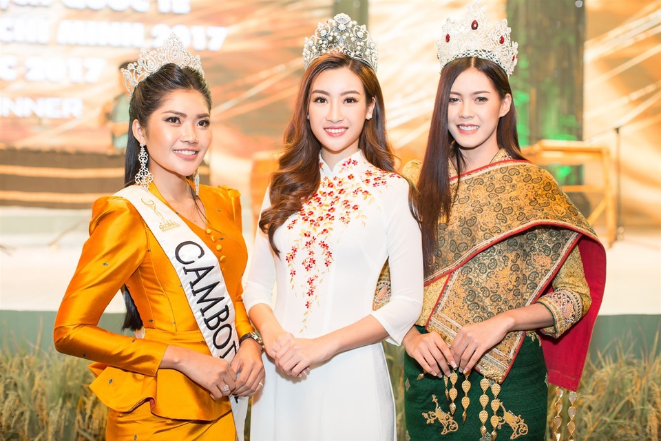 Hoa hậu Mỹ Linh đọ sắc cùng tân Hoa hậu Lào và Campuchia - 1 Hoa hậu Mỹ Linh và Hoa hậu Lào - Hoa hậu Campuchia.