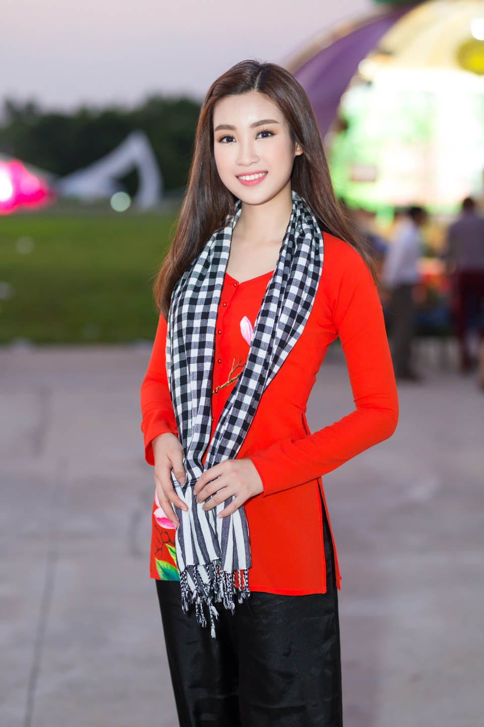 Hoa hậu Đỗ Mỹ Linh mang gì đến Miss World 2017? - 4 Đỗ Mỹ Linh còn mang theo cả khăn rằn Nam Bộ để tặng cho các thí sinh.