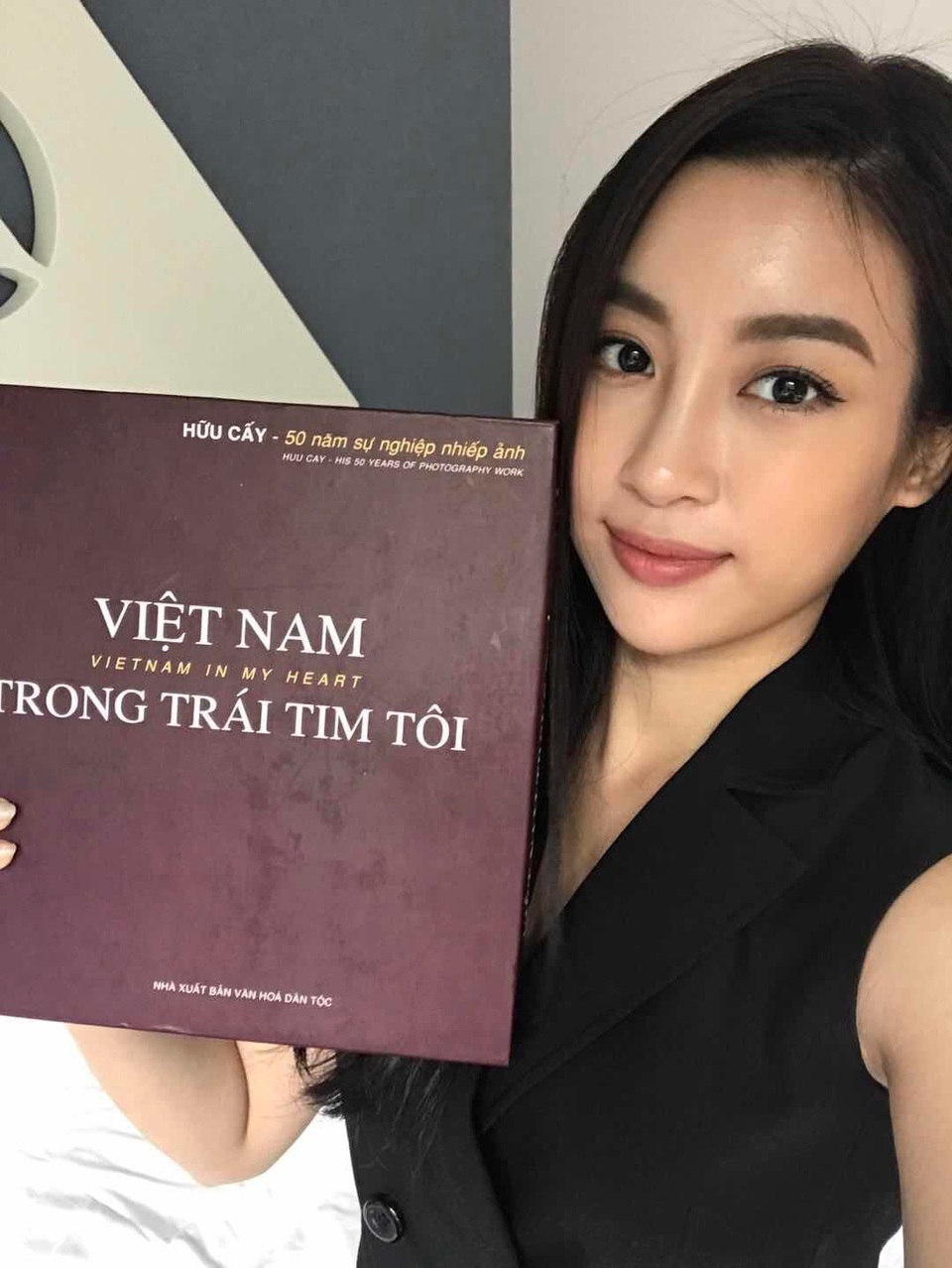 Hoa hậu Đỗ Mỹ Linh mang gì đến Miss World 2017? - 3 Cuốn sách Việt Nam trong trái tim tôi, Đỗ Mỹ Linh dự kiến sẽ tặng Thư viện thế giới.