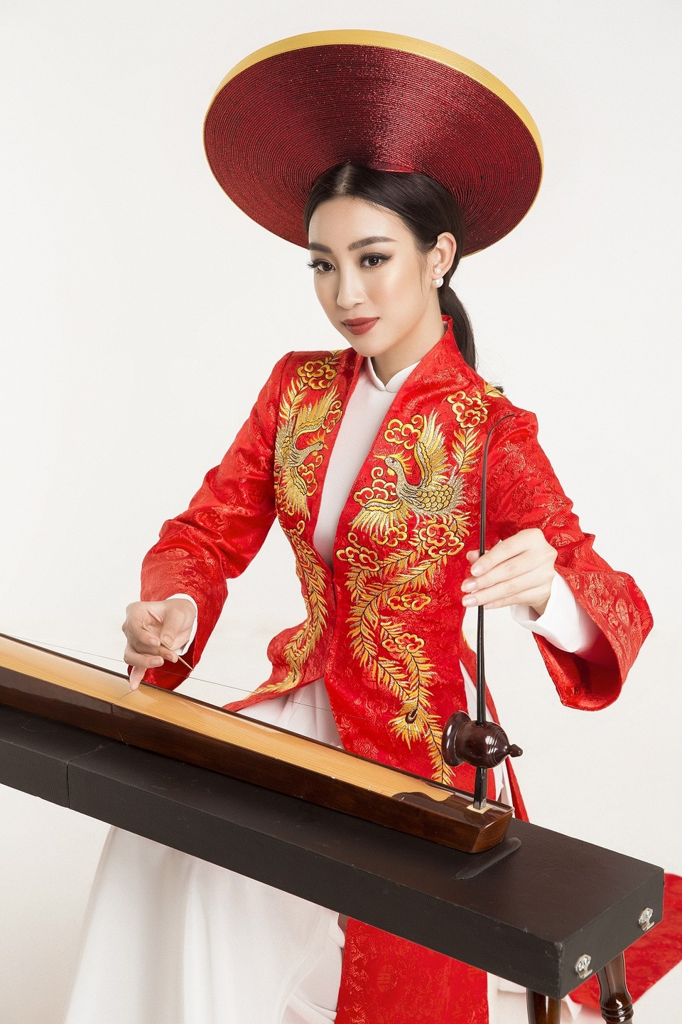 Đỗ Mỹ Linh diện áo dài chơi đàn bầu.