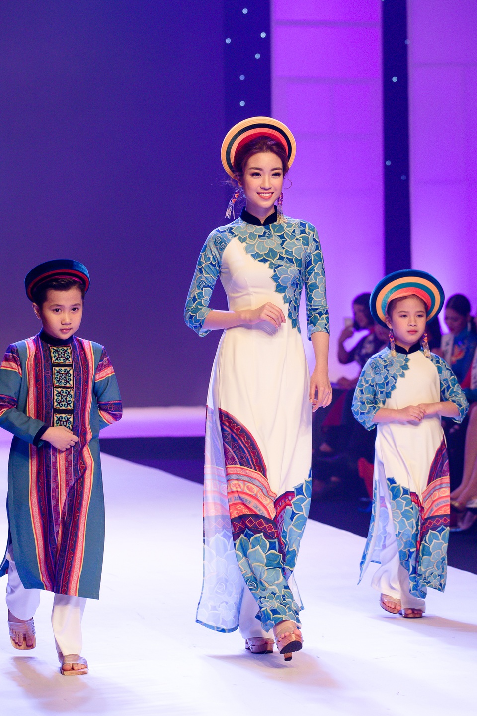 Cuối cùng, chính là sự trình diễn của Hoa Hậu Đỗ Mỹ Linh. Mỹ Linh nhận được những tràng pháo tay nồng nhiệt từ phía khán giả bởi khuôn mặt xinh đẹp và những bước catwalk uyển chuyển của mình.