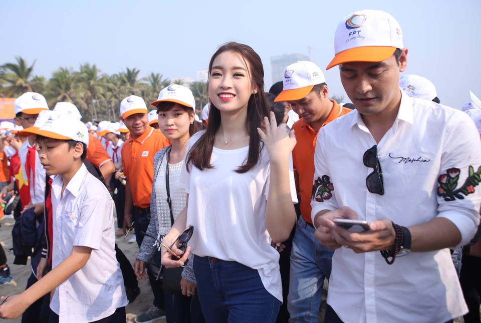 Hoa hậu Đỗ Mỹ Linh cùng 3.000 người tham gia “Ngày vì cộng đồng” - 3 Hoa hậu Đỗ Mỹ Linh và MC Phan Anh đi bộ vì môi trường