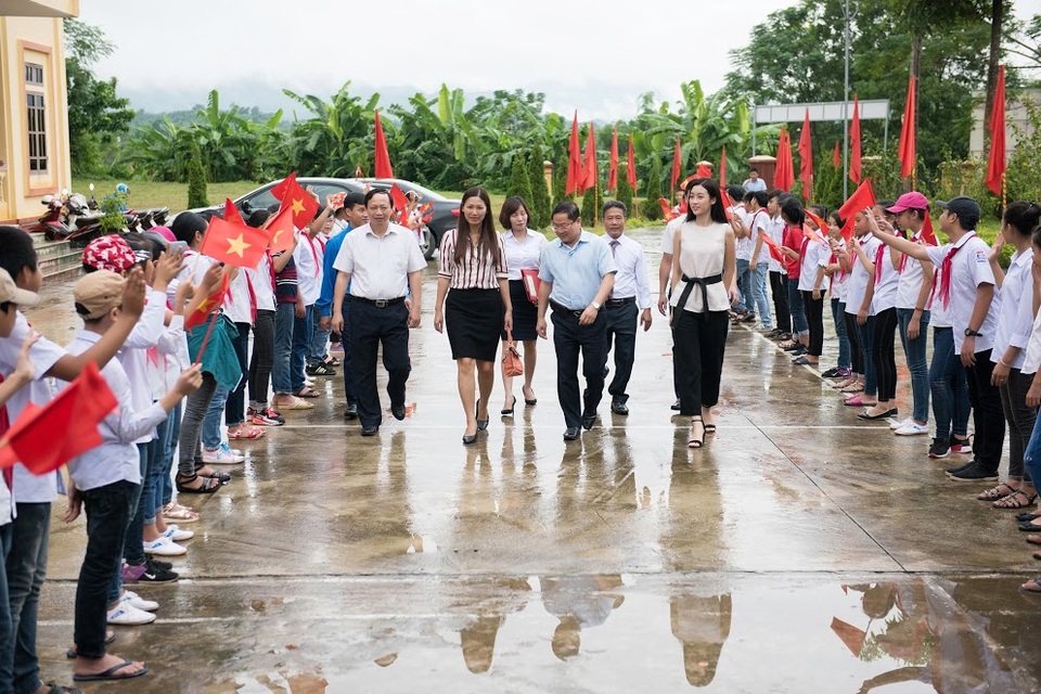 Hoa hậu Đỗ Mỹ Linh mắc kẹt ở Yên Bái vì mưa lũ - 4 Mỹ Linh được chào đón trong ngày đầu trở lại Yên Bái để thực hiện dự án nhân ái như lời hứa trước đây.