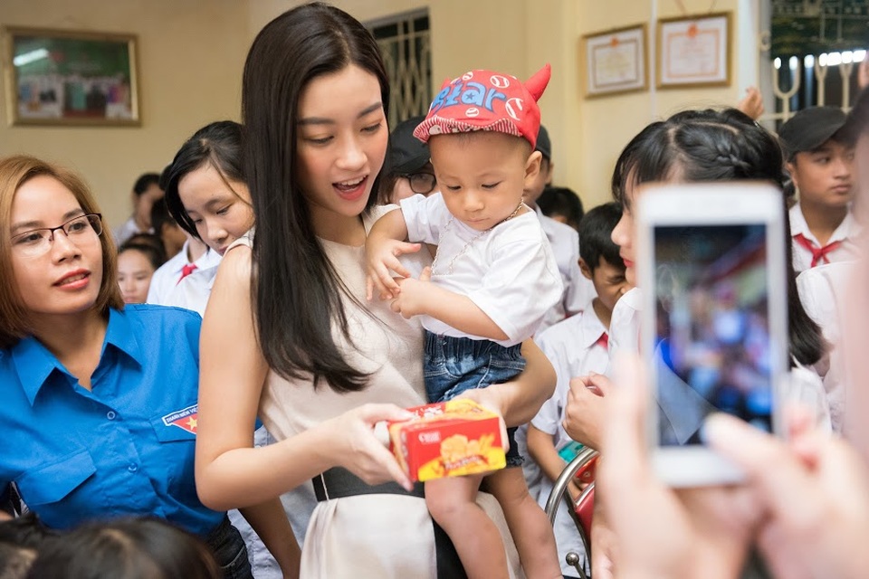 Hoa hậu Đỗ Mỹ Linh mắc kẹt ở Yên Bái vì mưa lũ - 5 Hoa hậu Đỗ Mỹ Linh mắc kẹt ở Yên Bái vì mưa lũ - 5