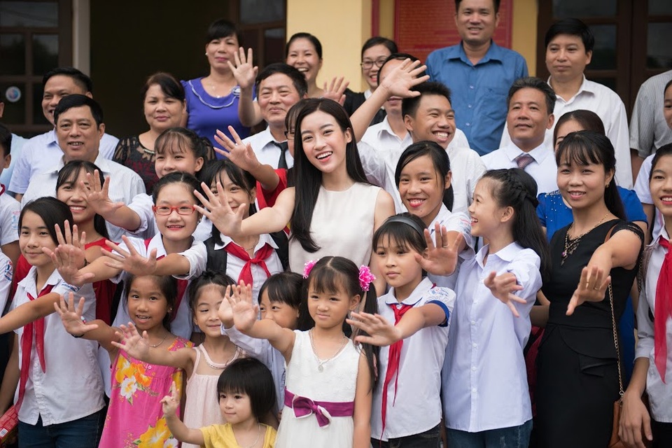 Hoa hậu Đỗ Mỹ Linh mắc kẹt ở Yên Bái vì mưa lũ - 6 Hình ảnh ấm áp của Hoa hậu Đỗ Mỹ Linh với người dân Yên Bái.
