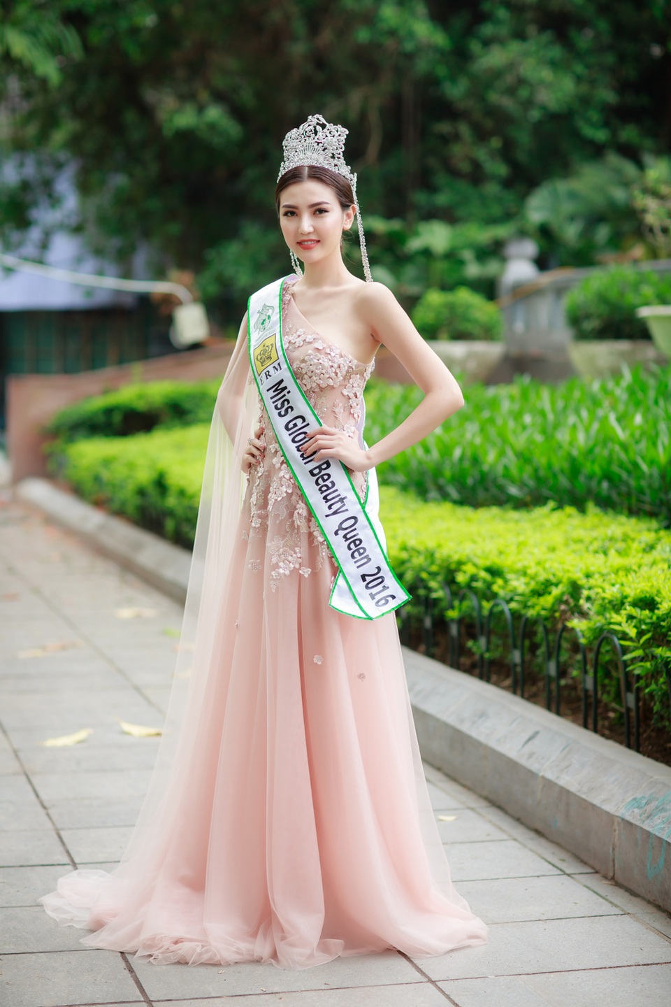 Xuất hiện tại sự kiện, Ngọc Duyên diện bộ đầm dạ hội sang trọng. Cô đội vương miện và dải băng đeo Miss Global Beauty Queen 2016 trong sự reo hò của các bạn trẻ Hà Nội.